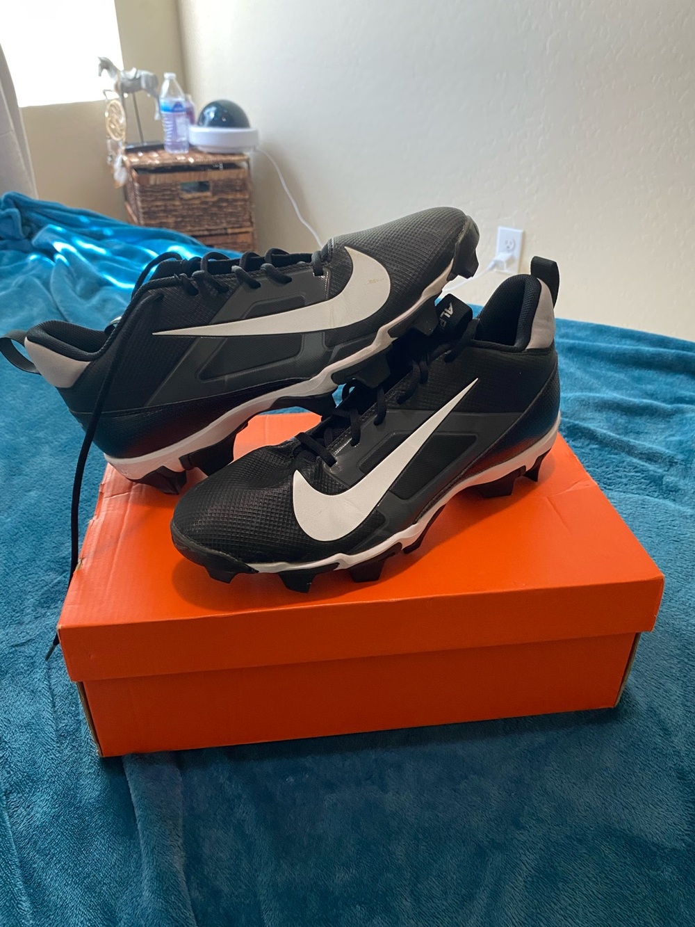 Nike Men’s 10.5 wide alpha menace 4 shark football Cleats new with box